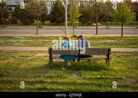 Elderiges Paar in einem Park mit Sonnenuntergang Stockfoto