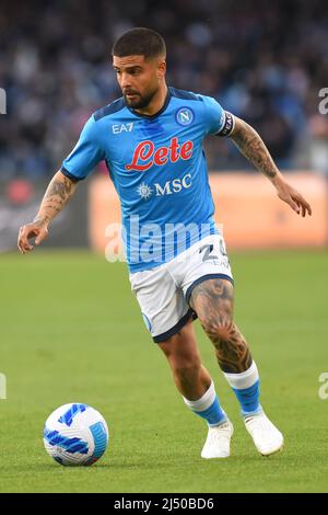 Neapel, Italien. 18. April 2022. Lorenzo Insigne mit dem Ball während des Spiels der Serie A 2021/22 zwischen SSC Napoli und AS Roma im Diego Armando Maradona Stadium (Foto: Agostino Gemito/Pacific Press) Quelle: Pacific Press Media Production Corp./Alamy Live News Stockfoto