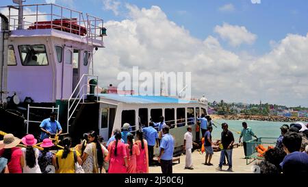 Kanyakumari,Tamilnadu,Indien-April 16 2022: Touristen warten darauf, ins Boot zu steigen, um das Vivekananda Rock Memorial und die Thiruvalluvar Statue in Kanyakum zu besuchen Stockfoto