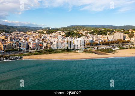 Drohnenansicht der spanischen Küstenstadt Arenys de Mar mit Sandstrand Stockfoto