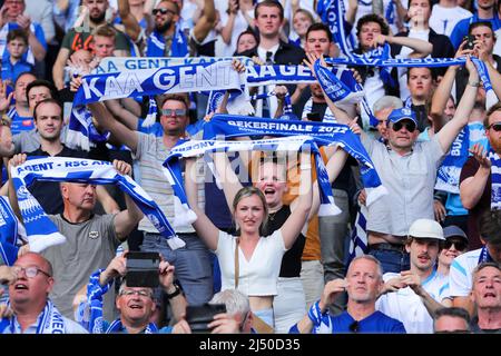 Brüssel, Belgien. 18. April 2022. Fans von Gent feiern nach dem Croky Cup 2022-Finale zwischen KAA Gent und RSC Anderlecht am 18. April 2022 in Brüssel, Belgien. Quelle: Zheng Huansong/Xinhua/Alamy Live News Stockfoto