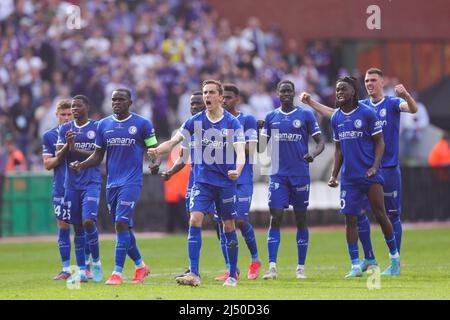 Brüssel, Belgien. 18. April 2022. Die Spieler von Gent feiern nach dem Croky Cup 2022-Finale zwischen KAA Gent und RSC Anderlecht am 18. April 2022 in Brüssel, Belgien. Quelle: Zheng Huansong/Xinhua/Alamy Live News Stockfoto