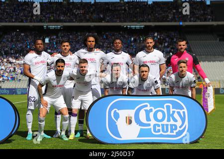 Brüssel, Belgien. 18. April 2022. Anderlechts Spieler posieren für ein Foto vor dem Croky Cup 2022 Finale zwischen KAA Gent und RSC Anderlecht, in Brüssel, Belgien, am 18. April 2022. Quelle: Zheng Huansong/Xinhua/Alamy Live News Stockfoto