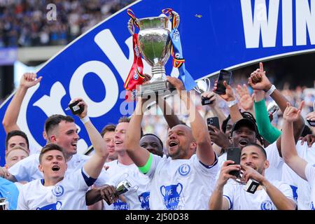 Brüssel, Belgien. 18. April 2022. Gents Spieler feiern mit dem Siegerpokal nach dem Croky Cup 2022-Finale zwischen KAA Gent und RSC Anderlecht, in Brüssel, Belgien, am 18. April 2022. Quelle: Zheng Huansong/Xinhua/Alamy Live News Stockfoto