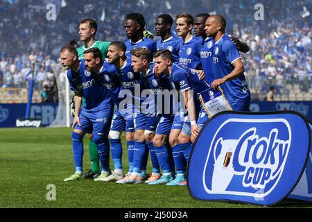 Brüssel, Belgien. 18. April 2022. Gents Spieler posieren für ein Foto vor dem Croky Cup 2022-Finale zwischen KAA Gent und RSC Anderlecht, in Brüssel, Belgien, am 18. April 2022. Quelle: Zheng Huansong/Xinhua/Alamy Live News Stockfoto