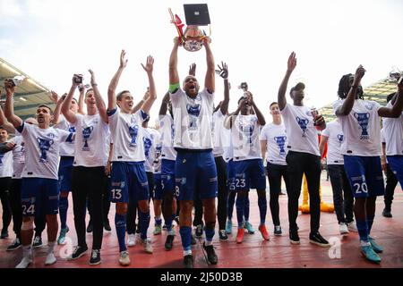 Brüssel, Belgien. 18. April 2022. Gents Spieler feiern mit dem Siegerpokal nach dem Croky Cup 2022-Finale zwischen KAA Gent und RSC Anderlecht, in Brüssel, Belgien, am 18. April 2022. Quelle: Zheng Huansong/Xinhua/Alamy Live News Stockfoto