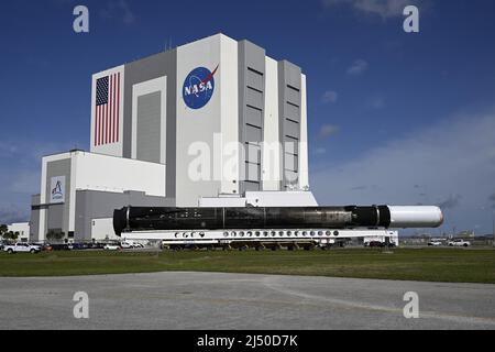 Ein kürzlich geflogener SpaceX Falcon 9 Booster rollt am Montag, den 18. April 2022, durch das Vehicle Assembly Building in seinen Hangar im Komplex 39 im Kennedy Space Center, Florida. Foto von Joe Marino/UPI Credit: UPI/Alamy Live News Stockfoto