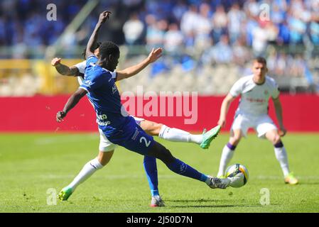 Brüssel, Belgien. 18. April 2022. Gents Joseph Okumu (Front) übergibt den Ball während des Croky Cup 2022-Finalmatches zwischen KAA Gent und RSC Anderlecht am 18. April 2022 in Brüssel, Belgien. Quelle: Zheng Huansong/Xinhua/Alamy Live News Stockfoto