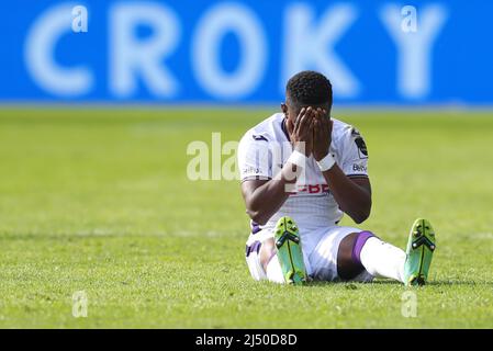 Brüssel, Belgien. 18. April 2022. Anderlechts Francis Amuzu bedeckt sein Gesicht während des Croky Cup 2022 Finalmatches zwischen KAA Gent und RSC Anderlecht, am 18. April 2022 in Brüssel, Belgien. Quelle: Zheng Huansong/Xinhua/Alamy Live News Stockfoto