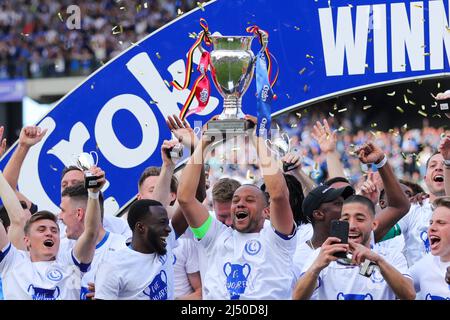 Brüssel, Belgien. 18. April 2022. Gents Spieler feiern mit dem Siegerpokal nach dem Croky Cup 2022-Finale zwischen KAA Gent und RSC Anderlecht, in Brüssel, Belgien, am 18. April 2022. Quelle: Zheng Huansong/Xinhua/Alamy Live News Stockfoto