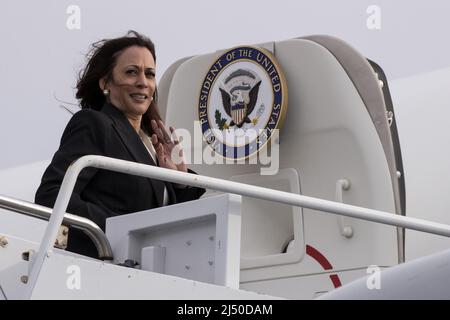 Lompoc, Usa. 18. April 2022. DIE US-Vizepräsidentin Kamala Harris verlässt das Werk nach einem Besuch der Vandenberg Space Force Base in Lompoc, Kalifornien, am Montag, den 18. April 2022. Poolfoto von Etienne Laurent/UPI Credit: UPI/Alamy Live News Stockfoto