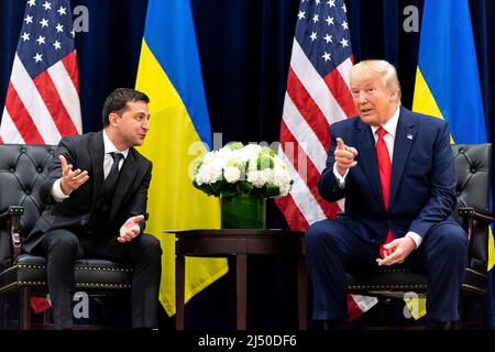 Präsident Donald J. Trump nimmt am Mittwoch, den 25. September 2019, an einem bilateralen Treffen mit dem ukrainischen Präsidenten Volodymyr Zelensky im InterContinental New York Barclay in New York City Teil. (Offizielles Foto des Weißen Hauses von Shealah Craighead) Stockfoto