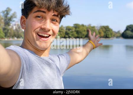 Aktiver hübscher junger Kaukasischer, der Selfie auf einem See zeigt. Outdoor-Adventure-Konzept. Stockfoto