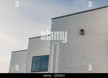 Abstrakte Architektur gegen den Himmel. Modernes weißes Gebäude am Himmel. Straßenfoto, niemand, Platz für Text kopieren Stockfoto