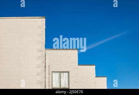 Abstrakte Architektur vor blauem Himmel. Modernes weißes Gebäude vor blauem Himmel. Straßenfoto, niemand, Platz für Text kopieren Stockfoto