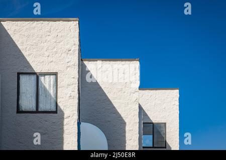 Abstrakte Architektur vor blauem Himmel. Modernes weißes Gebäude vor blauem Himmel. Straßenfoto, niemand, Platz für Text kopieren Stockfoto