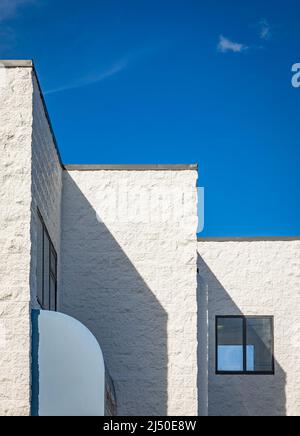 Abstrakte Architektur vor blauem Himmel. Modernes weißes Gebäude vor blauem Himmel. Straßenfoto, niemand, Platz für Text kopieren Stockfoto