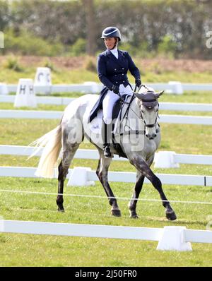 Burnham Market, Großbritannien. 14. April 2022. Zara Tindall nimmt am 14. April 2022 am Burnham Market, Norfolk, Großbritannien, an den internationalen Pferdetrials des Burnham Market Teil. Kredit: Paul Marriott/Alamy Live Nachrichten Stockfoto