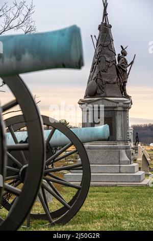Kanonen und eine Statue von Chief Tammany auf dem New York Volunteer Infantry Regiment Monument 42. auf dem Schlachtfeld von Gettysburg in Pennsylvania. (USA) Stockfoto