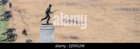 First Minnesota Infantry Regiment Monument und Schlachtfeldkanonen auf Cemetery Ridge im Gettysburg National Military Park in Gettysburg, Pennsylvania. Stockfoto