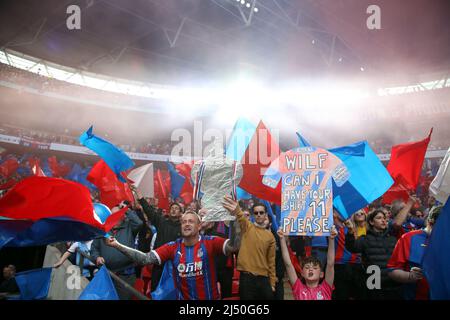 London, Großbritannien. 17. April 2022. Palace-Fans beim Halbfinale des Emirates FA Cup von Chelsea gegen Crystal Palace im Wembley Stadium, London, Großbritannien am 17.. April 2022. Kredit: Paul Marriott/Alamy Live Nachrichten Stockfoto