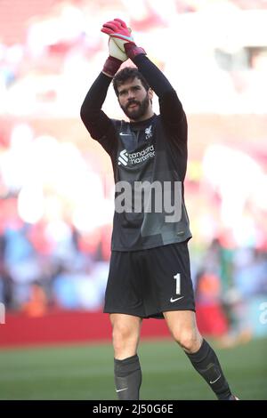London, Großbritannien. 16. April 2022. Alisson Becker (L) beim Halbfinale des Emirates FA Cup von Manchester City gegen Liverpool am 16.. April 2022 im Wembley Stadium, London, Großbritannien. Kredit: Paul Marriott/Alamy Live Nachrichten Stockfoto