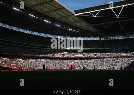 London, Großbritannien. 16. April 2022. Silhouetten der Spieler bei einem sonnigen Halbfinale des Emirates FA Cup von Manchester City gegen Liverpool am 16.. April 2022 im Wembley Stadium, London, Großbritannien. Kredit: Paul Marriott/Alamy Live Nachrichten Stockfoto