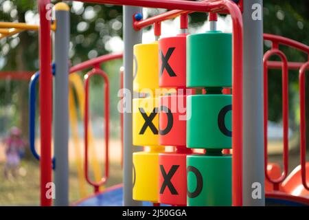 Bunte Tic Tac Toe auf einem Kinderspielplatz. Stockfoto