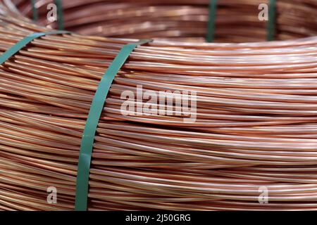 Nahaufnahme der 8-mm-Kupferdrahtstange in der Spule. Selektiver Fokus. Stockfoto