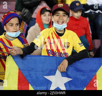 Sabadell, Barcelona, Spanien. 18. April 2022. Barcelona Spanien 18.04.2022 Supporter FC Barcelona schaut während der La Liga Santander zwischen FC Barcelona und Caárez CF am 18. April 2022 im Camp Nou in Barcelona. (Bild: © Xavi Urgeles/ZUMA Press Wire) Stockfoto