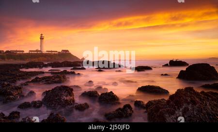 Pigeon Point Leuchtturm in Pescadero, CA bei Sonnenuntergang - Blick von der Nordküste Stockfoto