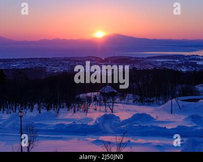 Drift Ice und Abashiri City am frühen Morgen, Hokkaido, Japan Stockfoto