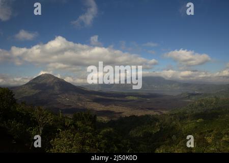 Blick auf den Batur-Berg und den Batur-See vom Tuluk Piyu Batur-Tempel in Kintamani, Bangli, Bali, Indonesien. Stockfoto