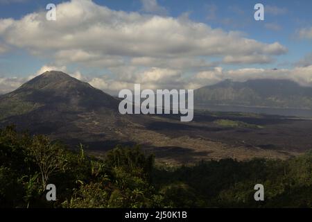 Blick auf den Batur-Berg und den Batur-See vom Tuluk Piyu Batur-Tempel in Kintamani, Bangli, Bali, Indonesien. Stockfoto