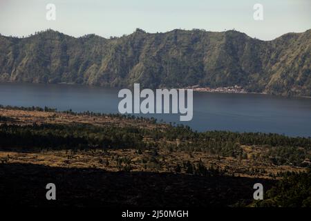 Der Batur-See ist von Kintamani, Bangli, Bali, Indonesien aus zu sehen. Der Batur-See ist einer der vier Seen – zusammen mit Buyan, Tamblingan und Bratan –, die das Leben der Balinesen unterstützen. Stockfoto