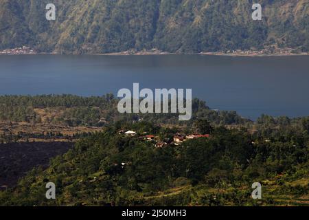 Der Batur-See ist von Kintamani, Bangli, Bali, Indonesien aus zu sehen. Der Batur-See ist einer der vier Seen – zusammen mit Buyan, Tamblingan und Bratan –, die das Leben der Balinesen unterstützen. Stockfoto