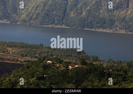 Der Batur-See ist von Kintamani, Bangli, Bali, Indonesien aus zu sehen. Stockfoto