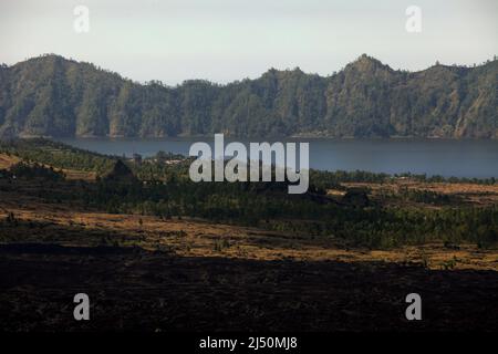 Der Batur-See ist von Kintamani, Bangli, Bali, Indonesien aus zu sehen. Stockfoto