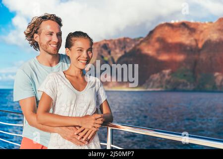 Kreuzfahrt-Urlaub Paar Touristen lieben Wale beobachten bei Sonnenuntergang auf dem Schiffsdeck draußen. Glücklicher Reiseurlaub Lebensstil in Na Pali Küste, Kauai, Hawaii Stockfoto