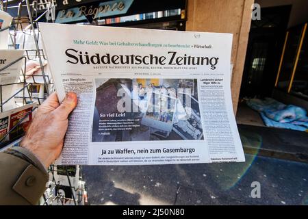 Paris, Frankreich - 11. Apr 2022: Süddeutsche Zeitung mit Schlagzeile-News-Feature mit Ukraine-Krieg - ja zum Krieg nein zum Gasembargo - Mann, der nach der neuesten Presse einkauft Stockfoto