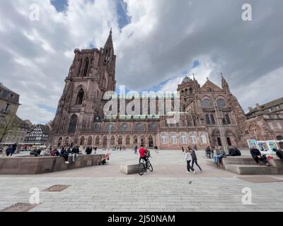 Straßburg, Frankreich - 10. Apr 2022: Ruhiger Nachmittag am Place du Chateau auf dem Place de la Cathedrale mit wenigen Menschen an einem warmen Frühlingstag Stockfoto