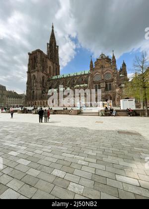 Straßburg, Frankreich - 10. Apr 2022: Place du Chateau auf dem Place de la Cathedrale mit wenigen Menschen an einem warmen Frühlingstag Stockfoto