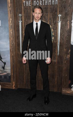 Los Angeles, Kalifornien. 18. April 2022. Alexander Skarsgard bei der Ankunft für DIE NORTHMAN-Premiere, TCL Chinese Theatre, Los Angeles, CA, 18. April 2022. Kredit: Elizabeth Goodenough/Everett Collection/Alamy Live Nachrichten Stockfoto