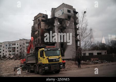 Non Exclusive: BORODIANKA, UKRAINE - 16. APRIL 2022 - Ein Fahrzeug wird bei dem Versuch abgebildet, Schutt an einem Wohngebäude zu entfernen, das noch nicht fertig war Stockfoto