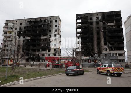 Non Exclusive: BORODIANKA, UKRAINE - 16. APRIL 2022 - Ruß bedeckt die Wände eines Mehrfamilienhauses, das durch den Beschuss durch Russ zerstört wurde Stockfoto