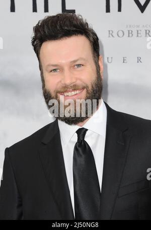 Los Angeles, Kalifornien. 18. April 2022. Taran Killam bei der Ankunft für DIE NORTHMAN-Premiere, TCL Chinese Theatre, Los Angeles, CA, 18. April 2022. Kredit: Elizabeth Goodenough/Everett Collection/Alamy Live Nachrichten Stockfoto