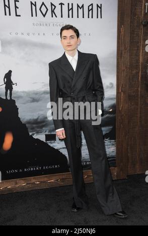 Los Angeles, Kalifornien. 18. April 2022. Gustav Lindh bei der Ankunft für DIE NORTHMAN-Premiere, TCL Chinese Theatre, Los Angeles, CA, 18. April 2022. Kredit: Elizabeth Goodenough/Everett Collection/Alamy Live Nachrichten Stockfoto