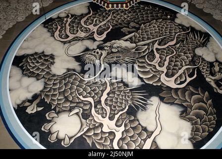 Wandgemälde an einer Decke des Buddha Hall am Kencho-ji Tempel. Stockfoto