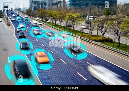 Autonomes Selbst Fahren Autos Bewegen Sich Durch Die Stadt. Stockfoto