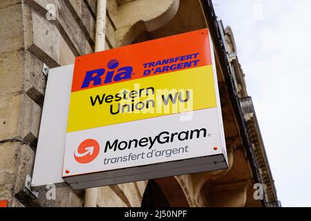 Bordeaux , Aquitaine Frankreich - 03 12 2022 : MoneyGram Western Union und ria Geldtransfer signieren Text und Markenlogo Vorderseite der Agentur Fassadenservice Onl Stockfoto